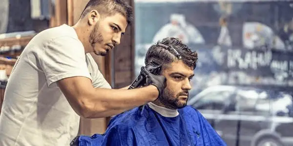 اصلاح موی سر توسط آرایشگر مرد